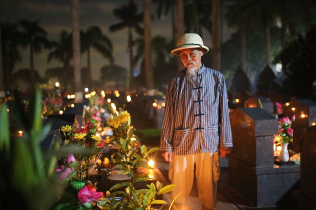 Ảnh: Cha bạc râu lặng lẽ thăm mộ con trai giữa nghĩa trang liệt sĩ ảnh 12