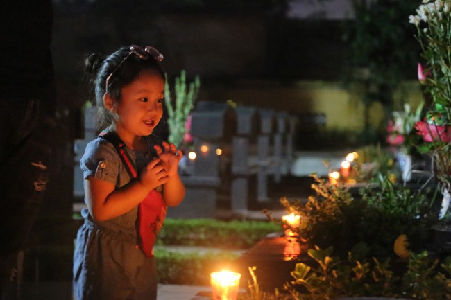 Ảnh: Cha bạc râu lặng lẽ thăm mộ con trai giữa nghĩa trang liệt sĩ ảnh 14