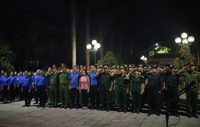 Ảnh: Cha bạc râu lặng lẽ thăm mộ con trai giữa nghĩa trang liệt sĩ ảnh 7