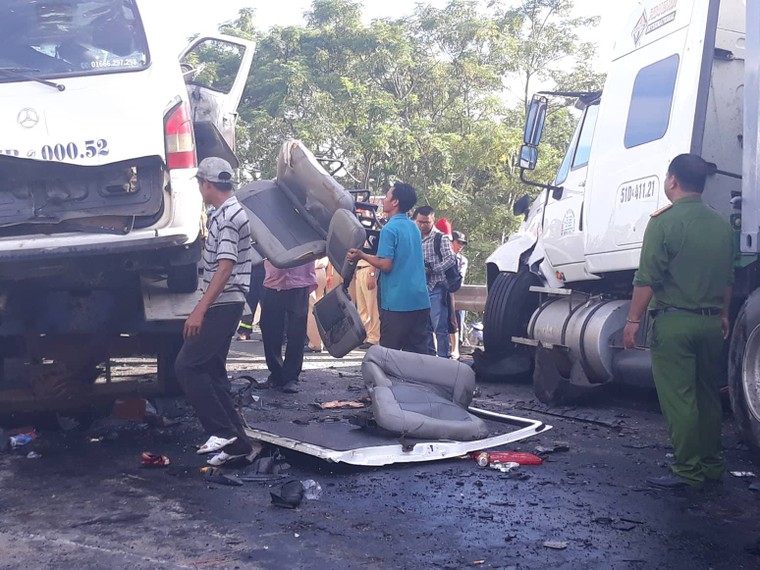 Hiện trường vụ tai nạn ‘kinh hoàng’ khiến 13 người đi rước dâu thiệt mạng ảnh 14