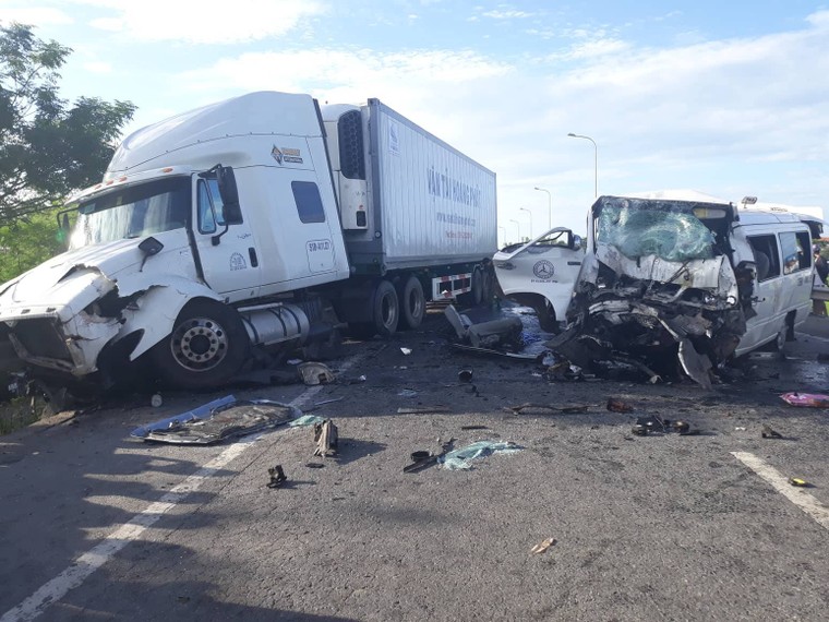 Hiện trường vụ tai nạn ‘kinh hoàng’ khiến 13 người đi rước dâu thiệt mạng ảnh 2