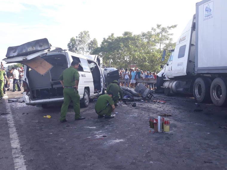 Hiện trường vụ tai nạn ‘kinh hoàng’ khiến 13 người đi rước dâu thiệt mạng ảnh 6