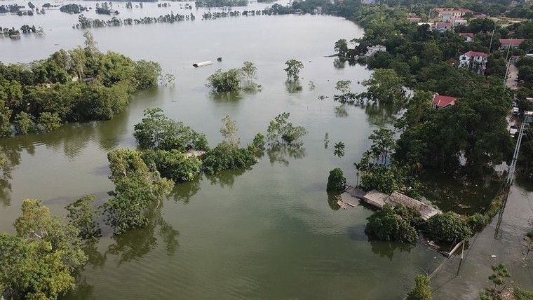 Toàn cảnh xã ngoại thành Hà Nội ngập sâu dưới nước nhìn từ Flycam ảnh 11