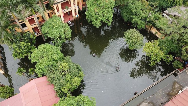 Toàn cảnh xã ngoại thành Hà Nội ngập sâu dưới nước nhìn từ Flycam ảnh 12