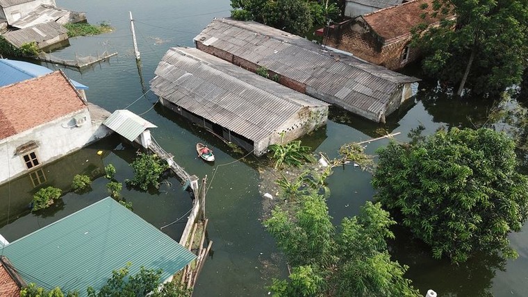 Toàn cảnh xã ngoại thành Hà Nội ngập sâu dưới nước nhìn từ Flycam ảnh 2