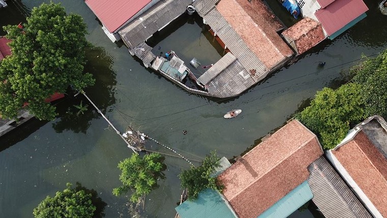 Toàn cảnh xã ngoại thành Hà Nội ngập sâu dưới nước nhìn từ Flycam ảnh 5