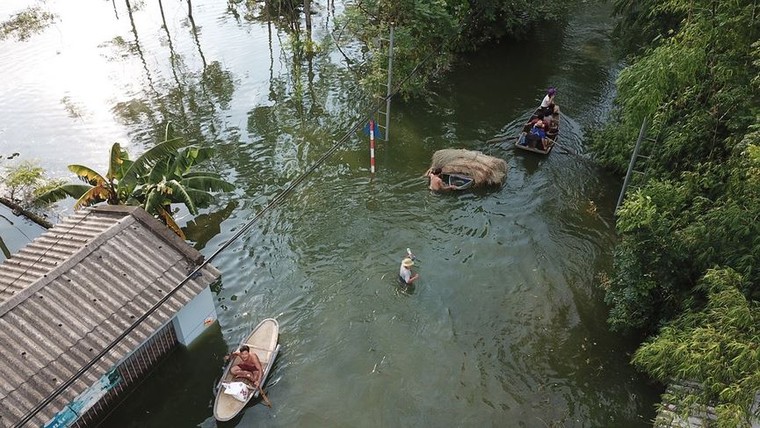 Toàn cảnh xã ngoại thành Hà Nội ngập sâu dưới nước nhìn từ Flycam ảnh 6