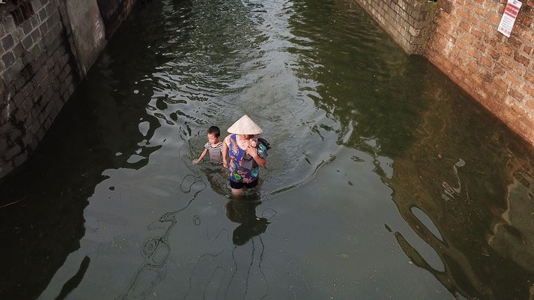 Toàn cảnh xã ngoại thành Hà Nội ngập sâu dưới nước nhìn từ Flycam ảnh 7