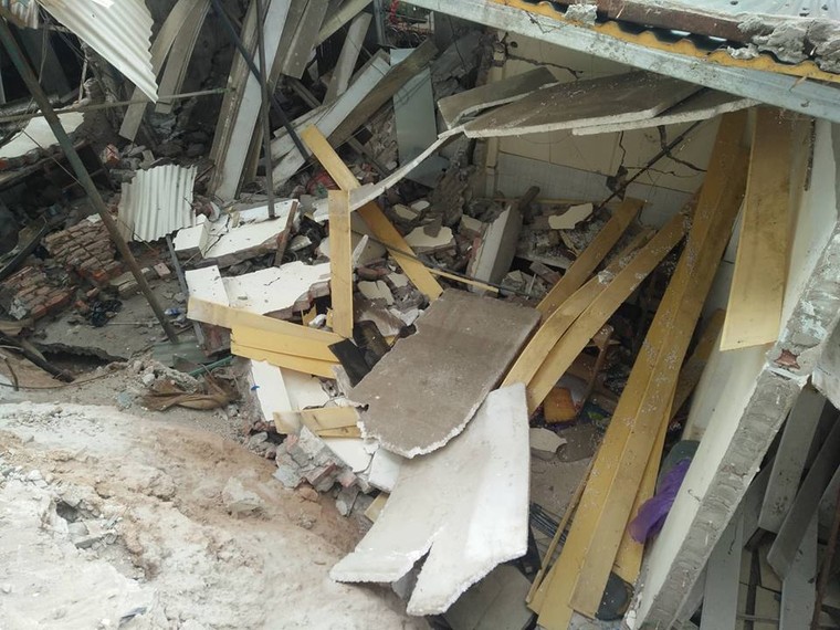 Ảnh: Sau tiếng nứt gãy, hàng loạt nhà cao tầng đổ xuống Sông Đà ảnh 12