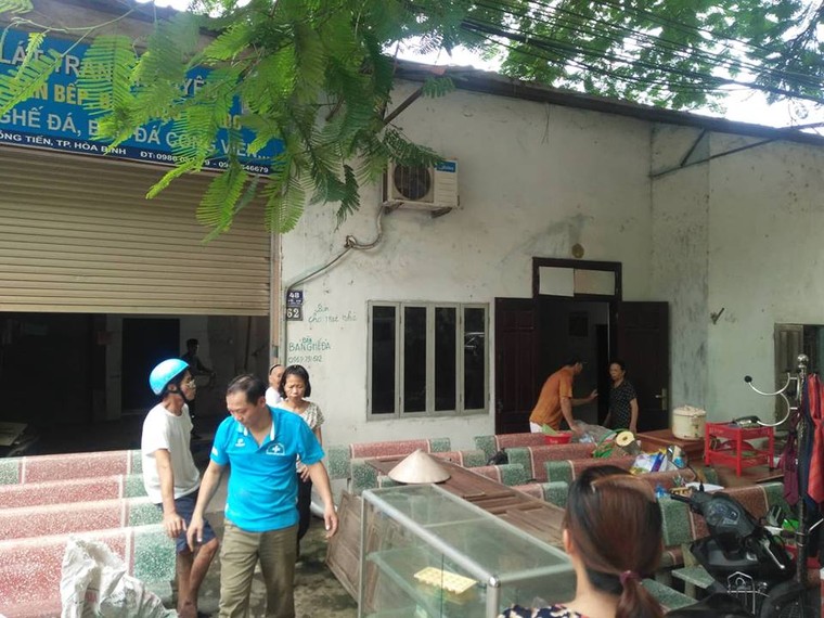 Ảnh: Sau tiếng nứt gãy, hàng loạt nhà cao tầng đổ xuống Sông Đà ảnh 15