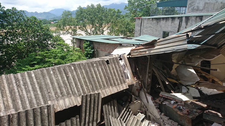 Ảnh: Sau tiếng nứt gãy, hàng loạt nhà cao tầng đổ xuống Sông Đà ảnh 9