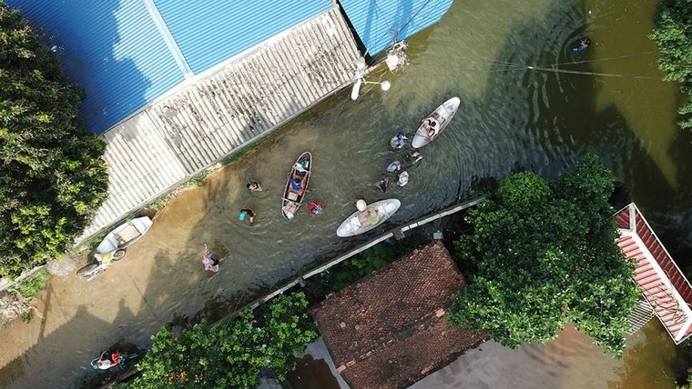 Toàn cảnh xã ngoại thành Hà Nội ngập sâu dưới nước nhìn từ Flycam ảnh 8