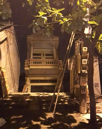 Ảnh: Sau tiếng nứt gãy, hàng loạt nhà cao tầng đổ xuống Sông Đà ảnh 5