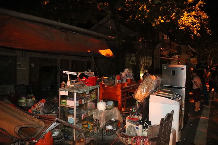 Ảnh: Sau tiếng nứt gãy, hàng loạt nhà cao tầng đổ xuống Sông Đà ảnh 4