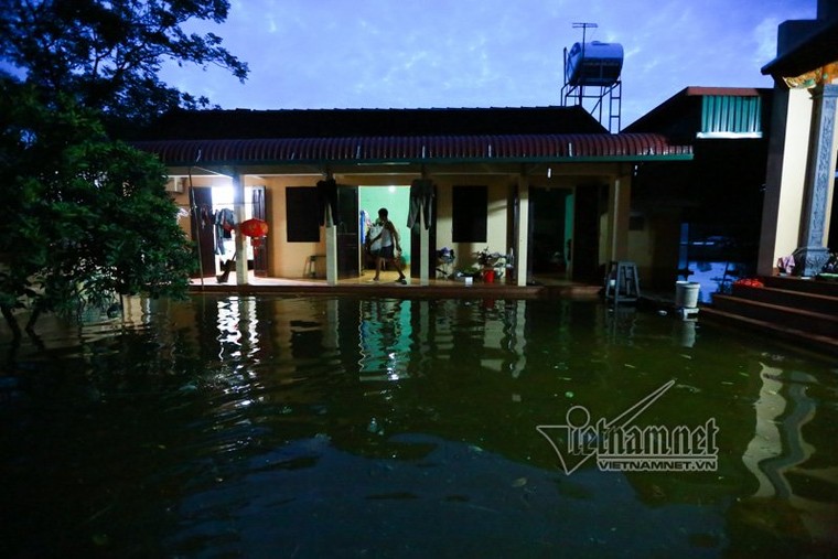 Lụt lịch sử ở Chương Mỹ: Bơi thuyền tiếp tế thức ăn, lở loét vì lội nước ảnh 16