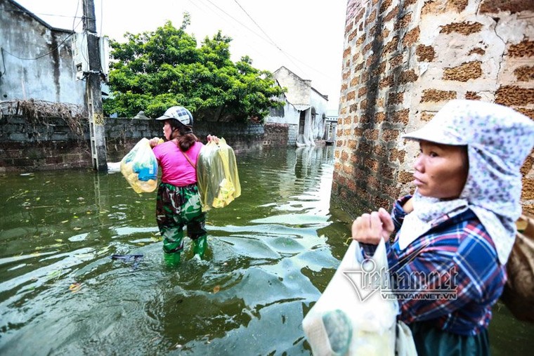 Lụt lịch sử ở Chương Mỹ: Bơi thuyền tiếp tế thức ăn, lở loét vì lội nước ảnh 2