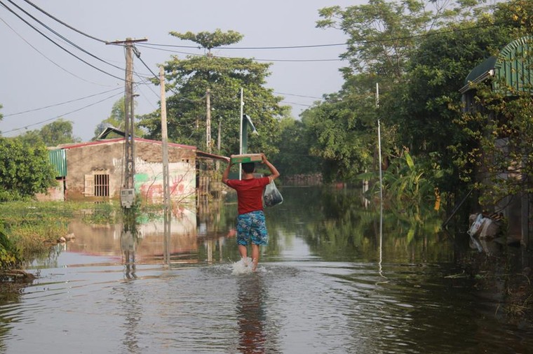 Lụt lịch sử ở Chương Mỹ: Bơi thuyền tiếp tế thức ăn, lở loét vì lội nước ảnh 3