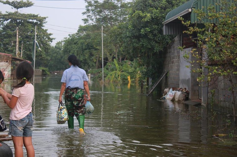Lụt lịch sử ở Chương Mỹ: Bơi thuyền tiếp tế thức ăn, lở loét vì lội nước ảnh 4