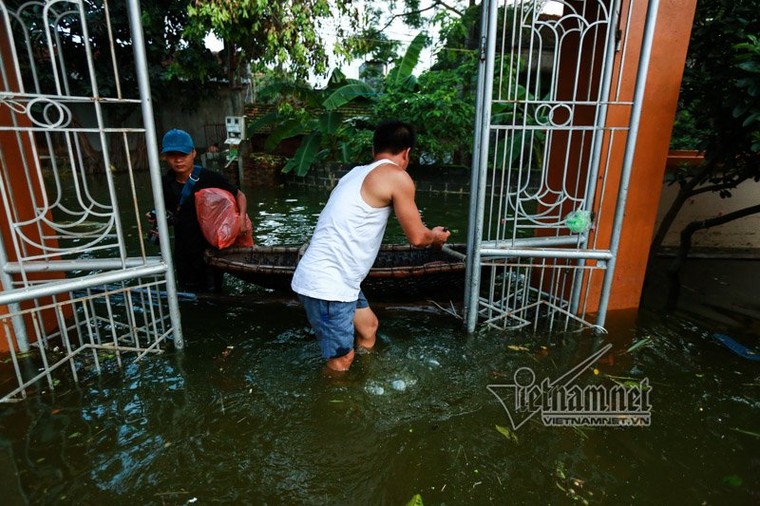 Lụt lịch sử ở Chương Mỹ: Bơi thuyền tiếp tế thức ăn, lở loét vì lội nước ảnh 5