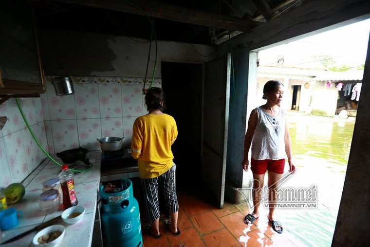 Lụt lịch sử ở Chương Mỹ: Bơi thuyền tiếp tế thức ăn, lở loét vì lội nước ảnh 8