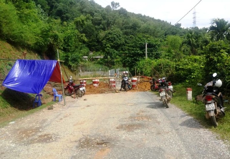 Thêm 15 nhà dân có nguy cơ 'trượt' xuống sông Đà ảnh 4