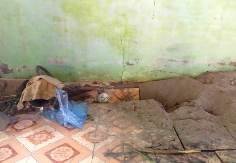 Thêm 15 nhà dân có nguy cơ 'trượt' xuống sông Đà ảnh 5