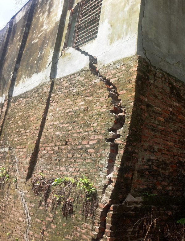 Thêm 15 nhà dân có nguy cơ 'trượt' xuống sông Đà ảnh 6