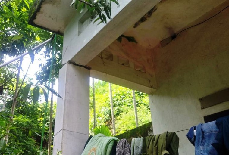 Thêm 15 nhà dân có nguy cơ 'trượt' xuống sông Đà ảnh 7