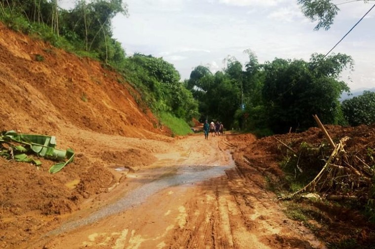 Thêm 15 nhà dân có nguy cơ 'trượt' xuống sông Đà ảnh 1