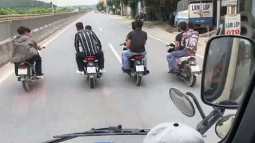 Xử phạt hành chính nhóm thanh niên dàn hàng ngang chặn đầu ô tô ảnh 1