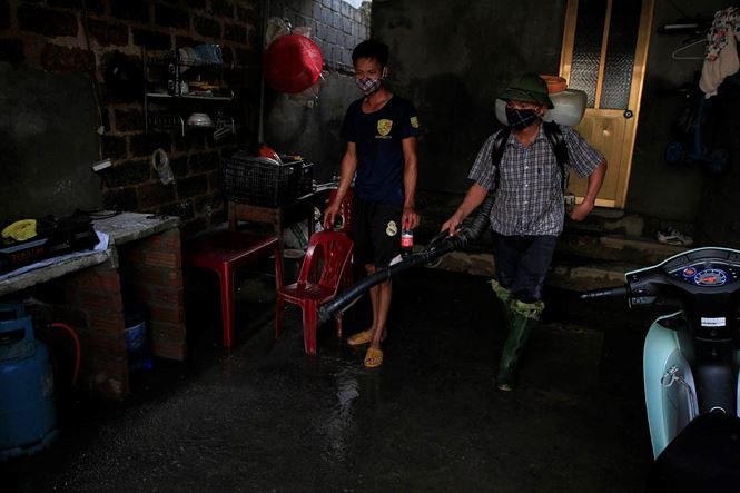 Hà Nội: Học sinh mang sách vở ngập nước lũ phơi bên đường ảnh 10