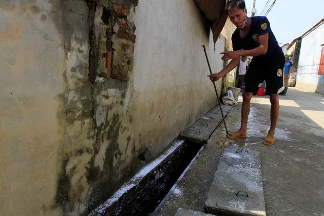 Hà Nội: Học sinh mang sách vở ngập nước lũ phơi bên đường ảnh 11