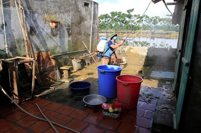 Hà Nội: Học sinh mang sách vở ngập nước lũ phơi bên đường ảnh 12