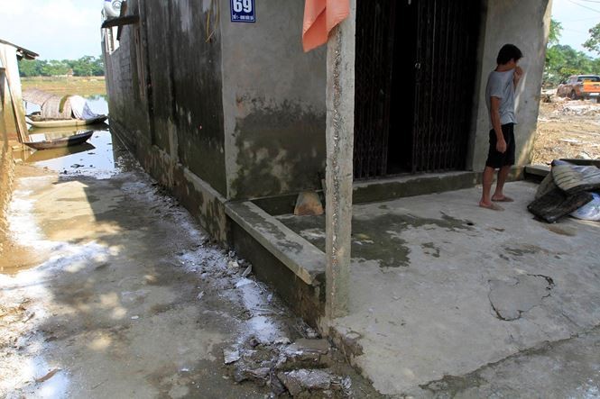 Hà Nội: Học sinh mang sách vở ngập nước lũ phơi bên đường ảnh 13