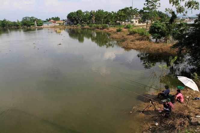 Hà Nội: Học sinh mang sách vở ngập nước lũ phơi bên đường ảnh 1