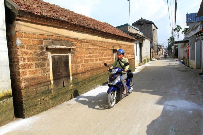 Hà Nội: Học sinh mang sách vở ngập nước lũ phơi bên đường ảnh 3