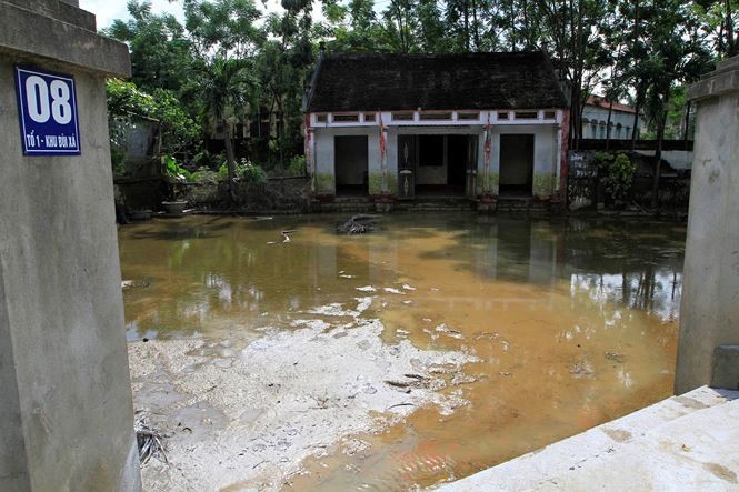 Hà Nội: Học sinh mang sách vở ngập nước lũ phơi bên đường ảnh 5