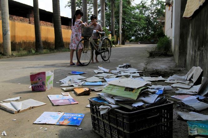 Hà Nội: Học sinh mang sách vở ngập nước lũ phơi bên đường ảnh 6