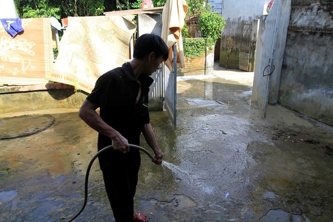 Hà Nội: Học sinh mang sách vở ngập nước lũ phơi bên đường ảnh 7