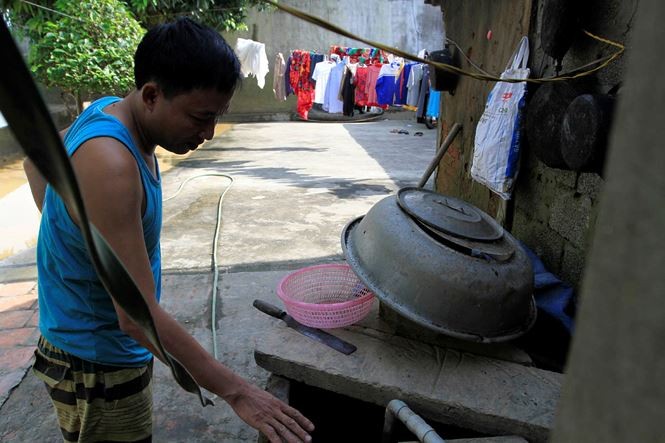 Hà Nội: Học sinh mang sách vở ngập nước lũ phơi bên đường ảnh 8