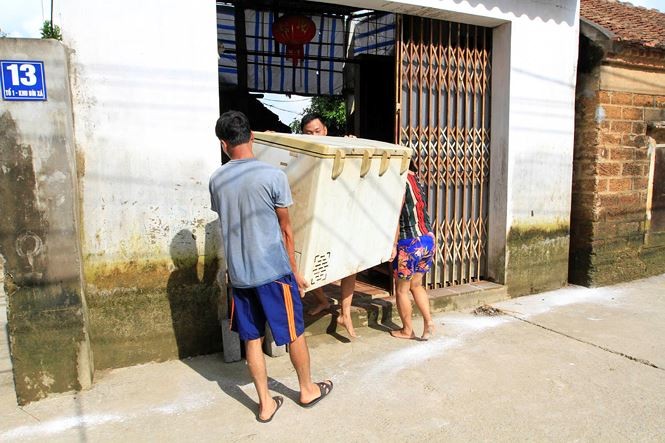 Hà Nội: Học sinh mang sách vở ngập nước lũ phơi bên đường ảnh 9