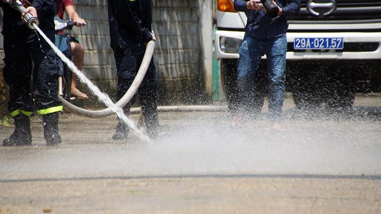 Dùng xe cứu hỏa phun nước vệ sinh sau lũ giúp dân Chương Mỹ ảnh 10