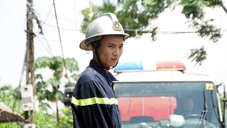 Dùng xe cứu hỏa phun nước vệ sinh sau lũ giúp dân Chương Mỹ ảnh 3