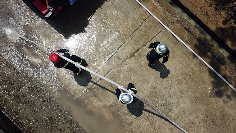 Dùng xe cứu hỏa phun nước vệ sinh sau lũ giúp dân Chương Mỹ ảnh 6