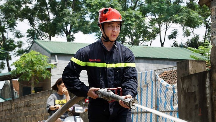 Dùng xe cứu hỏa phun nước vệ sinh sau lũ giúp dân Chương Mỹ ảnh 9