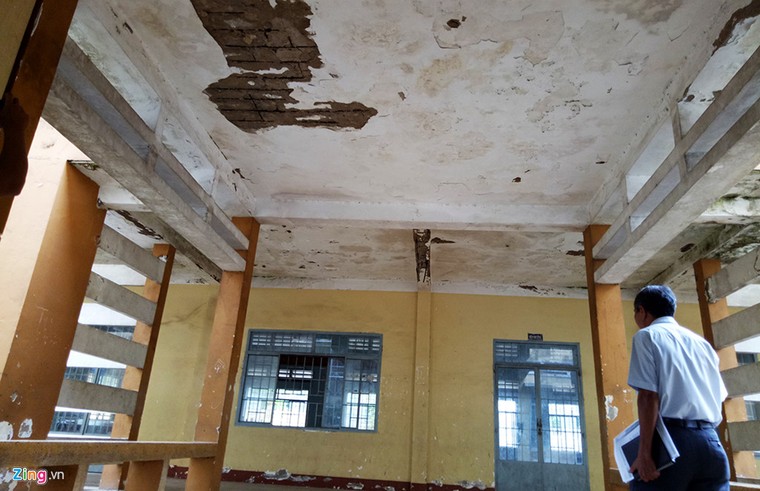 Vừa dạy học vừa run trong trường cấp 2 sắp sập ảnh 14