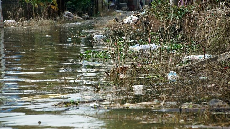 Rác thải nguy hại bủa vây vùng ngập trũng ở Chương Mỹ ảnh 13