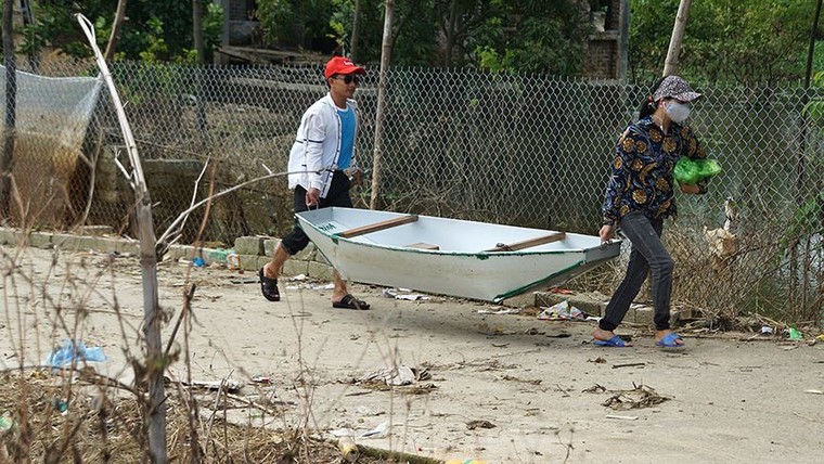 Rác thải nguy hại bủa vây vùng ngập trũng ở Chương Mỹ ảnh 4