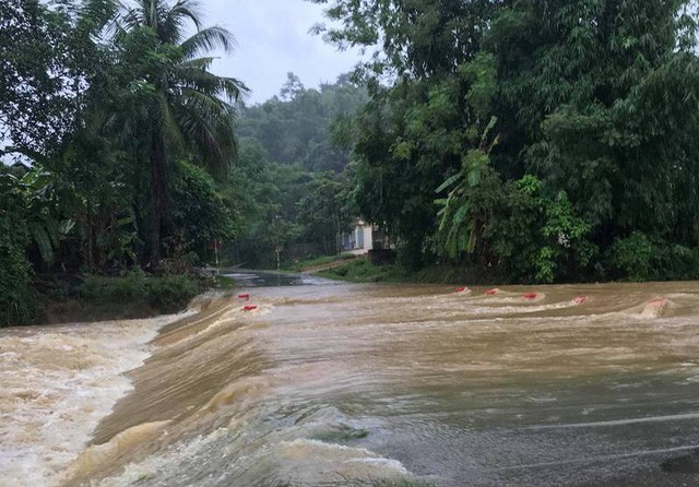 Ảnh hưởng bão số 4, Thanh Hóa xuất hiện nhiều điểm sạt lở ảnh 2