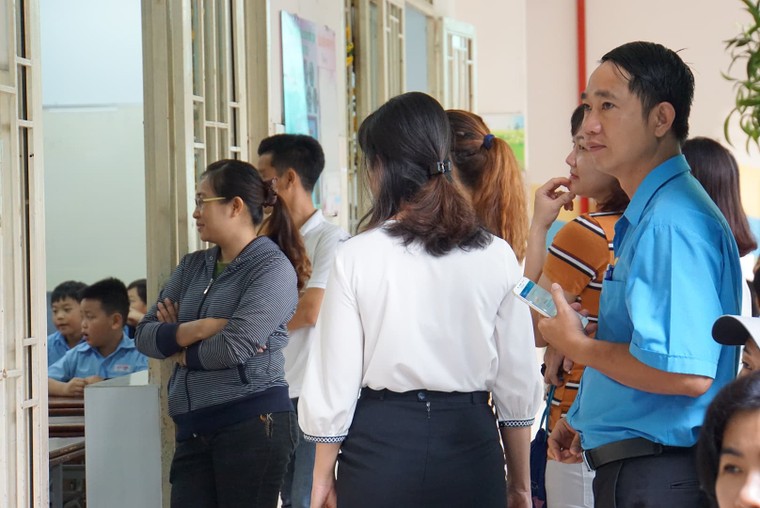 Hồi hộp đưa con đi tựu trường ảnh 12